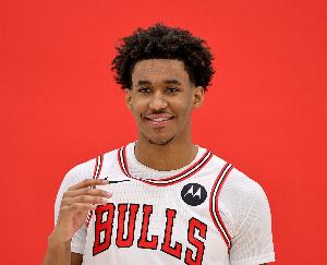 铁!15号秀斯温10投3中&三分3中0 得到7分4板3助